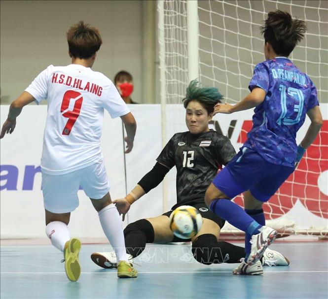Thai goalkeeper block a shot by Myanmar's player. VNA Photo: Thanh Tùng