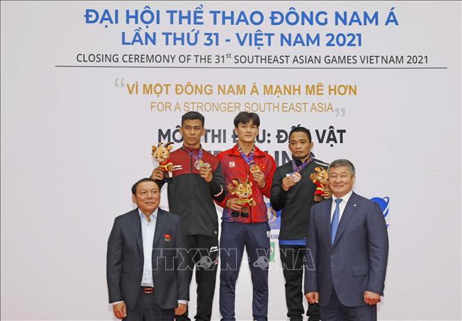 Lễ trao huy chương nội dung vật cổ điển hạng cân 67 kg. VĐV Việt Nam Bùi Mạnh Hùng giành HCV. Ảnh: Trần Việt - TTXVN 