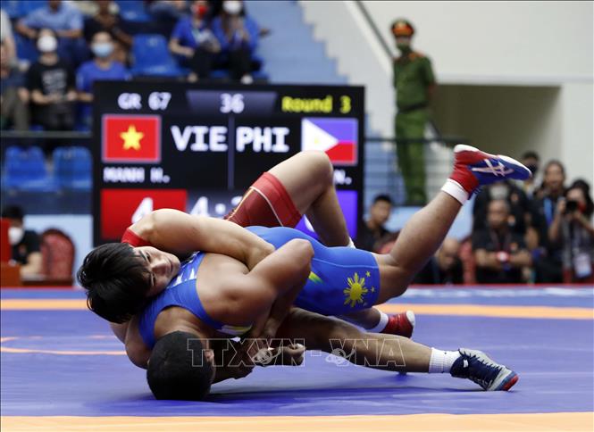 Pha đánh quyết định giành chiến thắng của Bùi Mạnh Hùng trước vận động viên Norada đến từ Phillippines, giành HCV hạng cân 67 kg. Ảnh: Trần Việt - TTXVN 