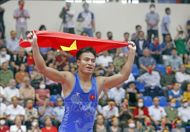 Niềm vui chiến thắng của vận động viên Nguyễn Bá Sơn ở hạng cân 77 kg vật cổ điển. Ảnh: Trần Việt - TTXVN