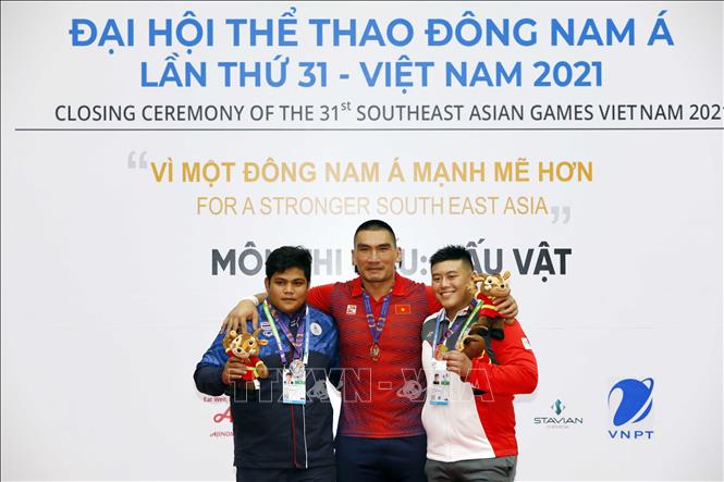 Các vận động viên nhận huy chương hạng cân 130 kg vật cổ điển. VĐV Hà Văn Hiếu của Việt nam giành HCV. Ảnh: Trần Việt - TTXVN
