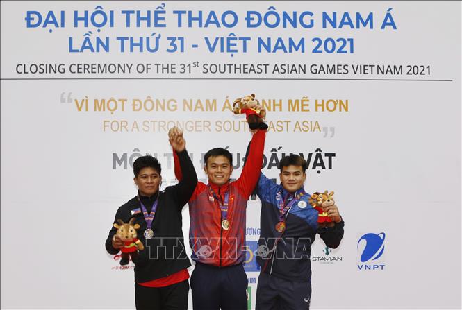 Các vận động viên hạng cân 77 kg nhận huy chương. VĐV Nguyễn Bá Sơn (Việt Nam) giành HCV. Ảnh: Trần Việt - TTXVN