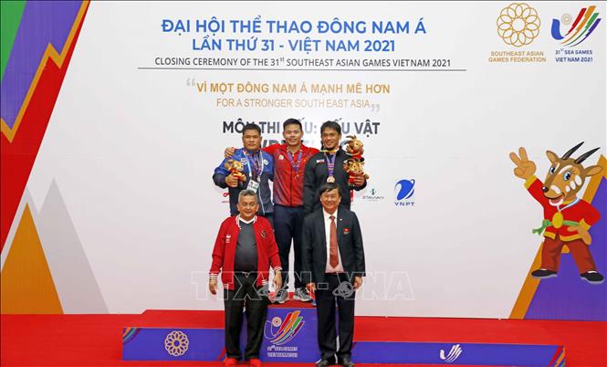 Các vận động viên nhận huy chương nội dung 97 kg vật cổ điển. VĐV Nguyễn Minh Hiếu của Việt Nam giành HCV. Ảnh: Trần Việt - TTXVN