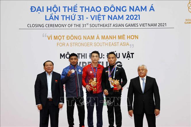 Lễ trao huy chương cho các VĐV vật cổ điển hạng cân 60 kg. VĐV Bùi Tiến Hải của VIệt Nam giành HCV. Ảnh: Trần Việt - TTXVN