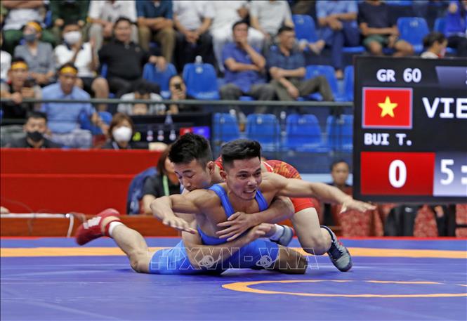 Một miếng đánh của vận động viên Bùi Tiến Hải (áo đỏ) trong trận chung kết hạng cân 60 kg. Ảnh: Trần Việt - TTXVN