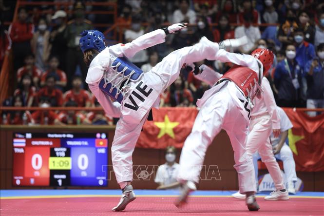 VĐV Trương Thị Kim Tuyền (Việt Nam, giáp xanh) thắng VĐV Chutikan Jongkolrattanawattana (Thái Lan, giáp đỏ) ở chung kết hạng cân 46kg nữ, giành HCV. Ảnh: Minh Quyết - TTXVN