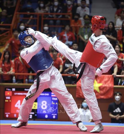 VĐV Lý Hồng Phúc (Việt Nam, giáp đỏ) thua VĐV Chaichon cho (Thái Lan, giáp xanh) ở chung kết hạng cân 68 kg nam. Ảnh: Minh Quyết - TTXVN
