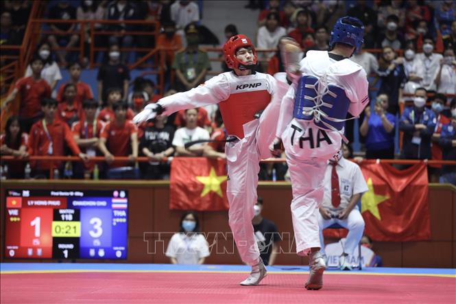 VĐV Lý Hồng Phúc (Việt Nam, giáp đỏ) thua VĐV Chaichon cho (Thái Lan, giáp xanh) ở chung kết hạng cân 68 kg nam. Ảnh: Minh Quyết - TTXVN