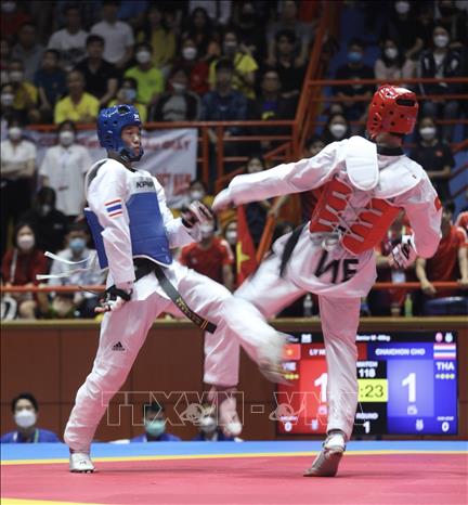 VĐV Lý Hồng Phúc (Việt Nam, giáp đỏ) thua VĐV Chaichon cho (Thái Lan, giáp xanh) ở chung kết hạng cân 68 kg nam. Ảnh: Minh Quyết - TTXVN
