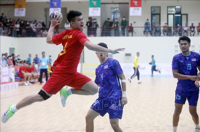 Nguyen Hoang Thanh (6) scores for Vietnam. VNA Photo: Thế Duyệt