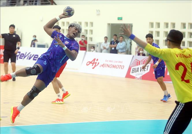 Kajonwit Saengsan (5) scores a goal for Thailand. VNA Photo: Thế Duyệt