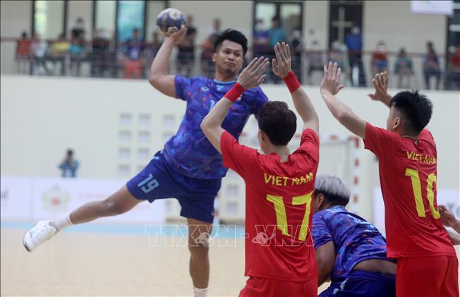 Phairoj Usuwan (19) fails to raise the score for Thailand. VNA Photo: Thế Duyệt
