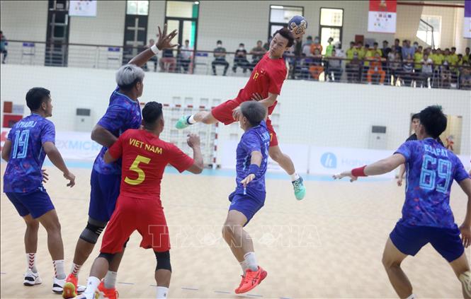 Nguyen Van Trong (17) scores a goal for Vietnam. VNA Photo: Thế Duyệt
