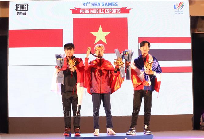 Player Phan Van Dong (middle) won gold in individual PUBG Mobile esports event at SEA Games 31. VNA Photo 