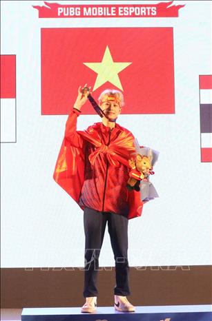Player Phan Van Dong won gold in individual PUBG Mobile esports event at SEA Games 31. VNA Photo 
