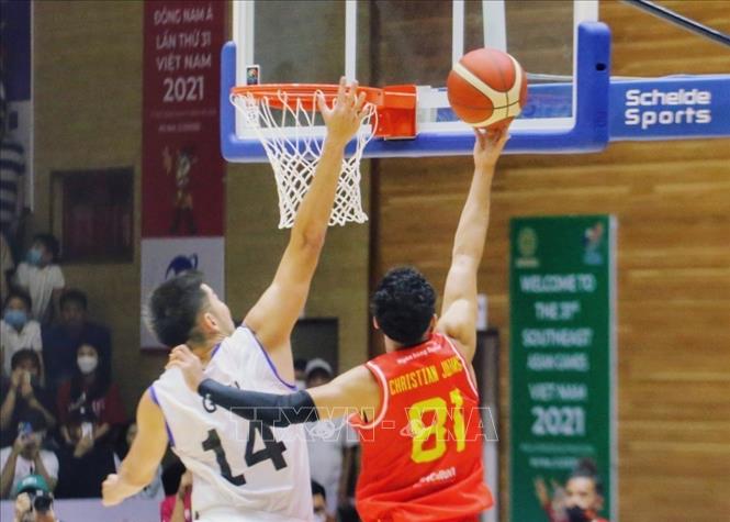 Pha lên rổ ghi điểm của Christian Juzang (81, nam Việt Nam) trong trận thắng nam Singapore với tỉ số 86-83. Ảnh: Tuấn Đức - TTXVN
