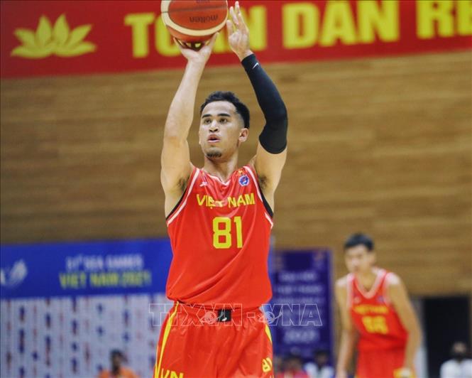 Pha ném bóng ghi điểm của Christian Juzang (81, nam Việt Nam) trong trận thắng nam Singapore với tỉ số 86-83. Ảnh: Tuấn Đức - TTXVN