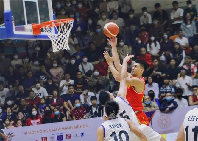 Pha ghi điểm của Chris Dierker (20, nam Việt Nam) trong trận thắng nam Singapore với tỉ số 86-83. Ảnh: Tuấn Đức - TTXVN
