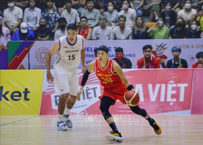 Pha lên bóng của Đinh Thành Sang (32, nam Việt Nam) trong trận thắng nam Singapore với tỉ số 86-83. Ảnh: Tuấn Đức - TTXVN