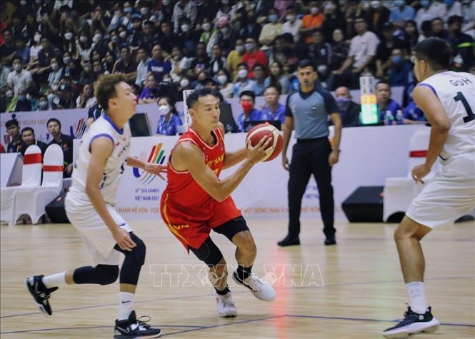 A fight for the ball in a qualifying match of the SEA Games 31 men’s 5x5 basket ball between Vietnam and Singapore. VNA Photo