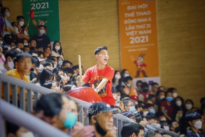 Audience encourage players in a qualifying match of the SEA Games 31 men’s 5x5 basket ball between Vietnam and Singapore. VNA Photo