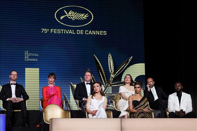 Trong ảnh: Các thành viên Ban giám khảo tại lễ khai mạc Liên hoan phim Cannes lần thứ 75 ở Cannes, miền Nam Pháp, ngày 17/5/2022. Ảnh: AFP/TTXVN