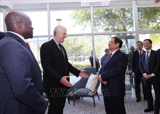 Ông Rick Osterloh, Phó Chủ tịch cấp cao phụ trách phần cứng của Google đón Thủ tướng Phạm Minh Chính đến thăm trụ sở. Ảnh: Dương Giang-TTXVN