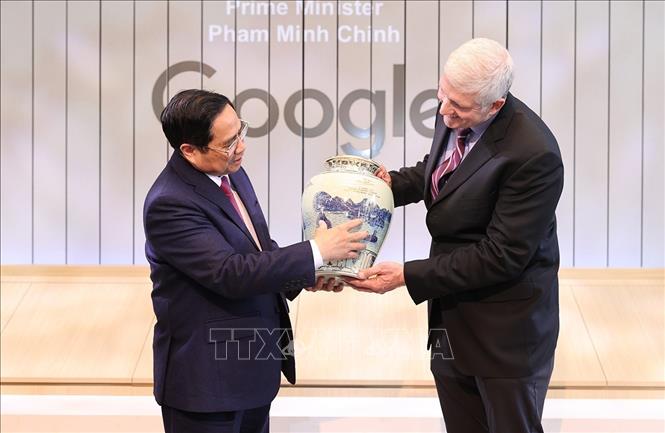 Thủ tướng Phạm Minh Chính trao tặng phẩm lưu niệm cho ông Rick Osterloh, Phó Chủ tịch cấp cao phụ trách phần cứng của Tập đoàn Google. Ảnh: Dương Giang-TTXVN
