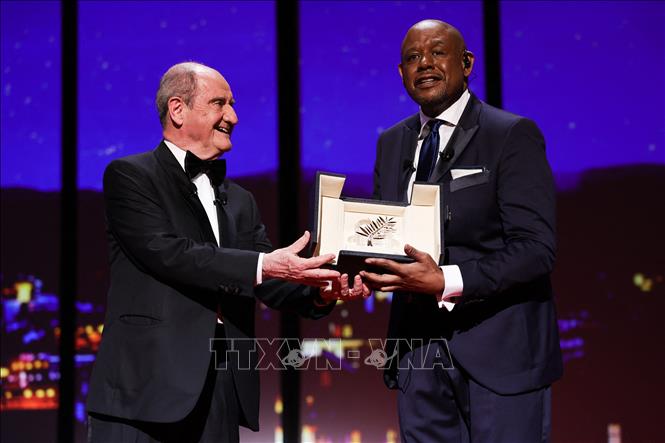 Trong ảnh: Diễn viên người Mỹ Forest Whitaker (phải) nhận giải Cành cọ Vàng danh dự tại lễ khai mạc Liên hoan phim Cannes lần thứ 75 ở Cannes, miền Nam Pháp, ngày 17/5/2022. Ảnh: AFP/TTXVN