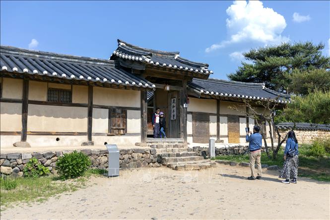 Trong ảnh: Chunghyodang (Trung Hiếu Đường) - ngôi nhà cổ nơi hậu duệ của Ryu Seong-ryong, danh nhân nổi tiếng của dòng họ Ryu sinh sống. Ảnh: Anh Nguyên-TTXVN