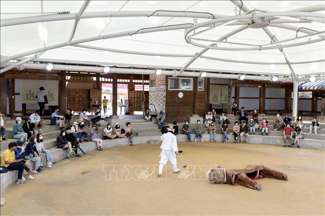 Trong ảnh: Biểu diễn kịch múa mặt nạ truyền thống có tuổi đời trên 800 năm ở làng cổ Hahoe. Ảnh: Anh Nguyên-TTXVN