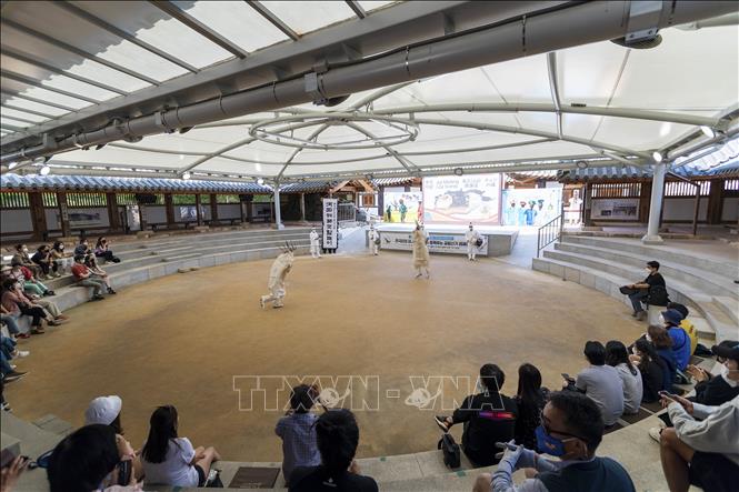 Trong ảnh: Biểu diễn kịch múa mặt nạ truyền thống có tuổi đời trên 800 năm ở làng cổ Hahoe. Ảnh: Anh Nguyên-TTXVN