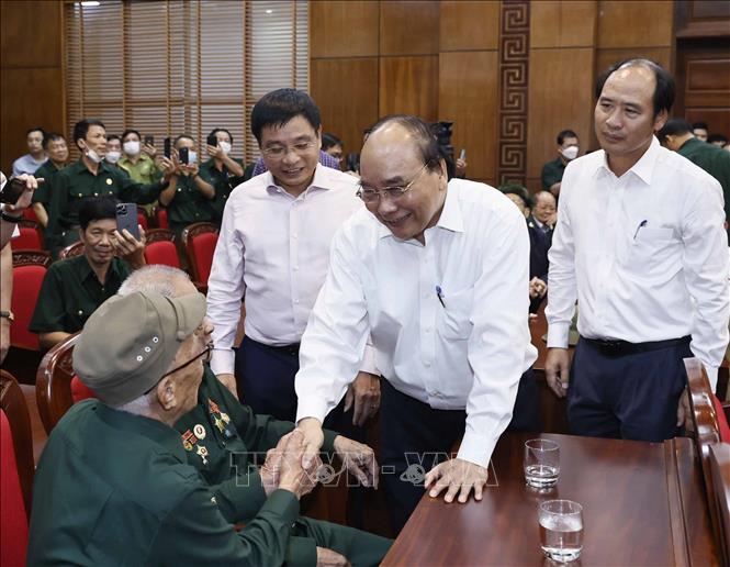 President Nguyen Xuan Phuc meets veterans in Dien Bien province. VNA Photo: Thống Nhất 