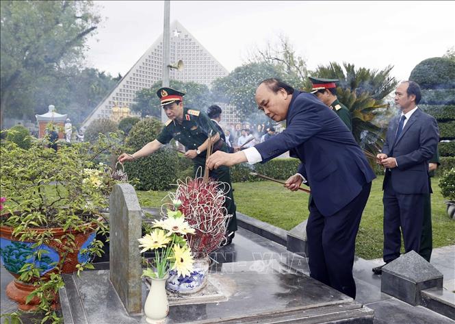 President Nguyen Xuan Phuc offers incense and flowers in tribute to war martyrs. VNA Photo: Thống Nhất 