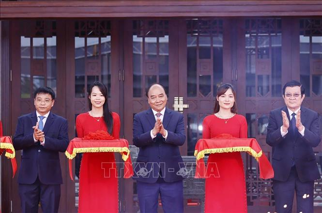 President Nguyen Xuan Phuc cuts the red ribbon to inaugurate a Dien Bien Phu martyrs’ memorial site. VNA Photo: Thống Nhất 