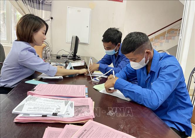 Trong ảnh: Các đoàn viên, thanh niên đăng kí tham gia phỏng vấn tại sàn giao dịch việc làm. Ảnh: Thanh Thủy-TTXVN