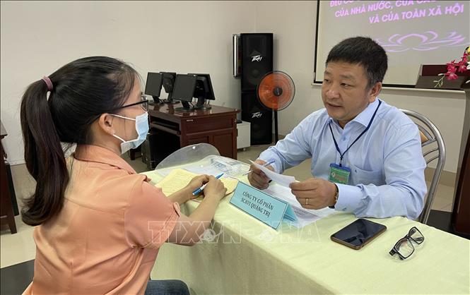Trong ảnh: Các đơn vị tuyển dụng phỏng vấn trực tiếp các đoàn viên, thanh niên có nhu cầu tìm việc làm tại sàn giao dịch. Ảnh: Thanh Thủy-TTXVN