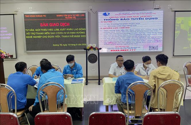 Trong ảnh: Các đơn vị tuyển dụng phỏng vấn trực tiếp các đoàn viên, thanh niên có nhu cầu tìm việc làm tại sàn giao dịch. Ảnh: Thanh Thủy-TTXVN