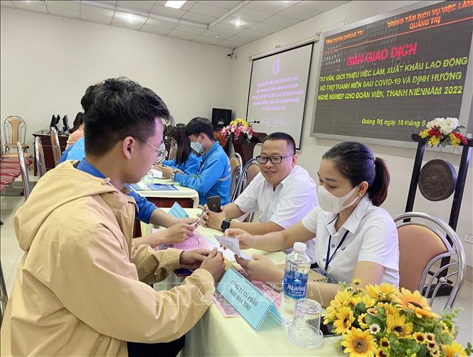 Trong ảnh: Các đơn vị tuyển dụng phỏng vấn trực tiếp các đoàn viên, thanh niên có nhu cầu tìm việc làm tại sàn giao dịch. Ảnh: Thanh Thủy-TTXVN
