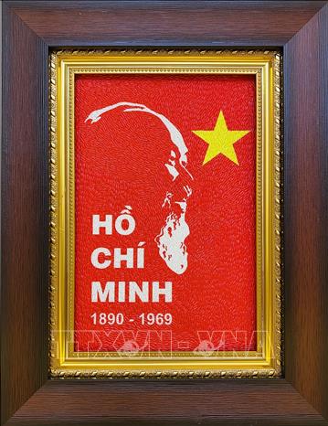 Trong ảnh: Một trong 7 bức tranh gạo về Chủ tịch Hồ Chí Minh. Ảnh: Ánh Tuyết - TTXVN