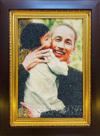 Trong ảnh: Một trong 7 bức tranh gạo về Chủ tịch Hồ Chí Minh. Ảnh: Ánh Tuyết - TTXVN