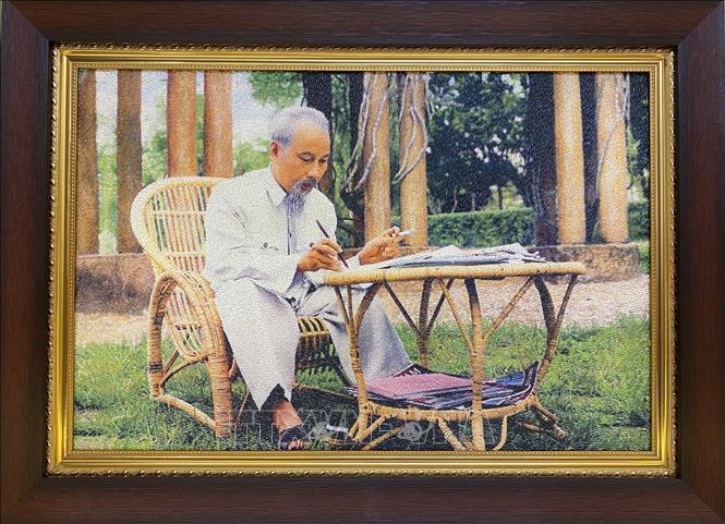Trong ảnh: Một trong 7 bức tranh gạo về Chủ tịch Hồ Chí Minh. Ảnh: Ánh Tuyết - TTXVN