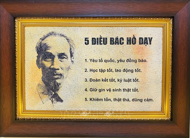 Trong ảnh: Một trong 7 bức tranh gạo về Chủ tịch Hồ Chí Minh của chàng trai trẻ Khưu Tấn Bửu. Ảnh: Ánh Tuyết - TTXVN