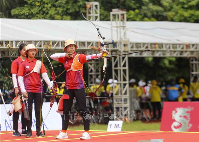 Cung thủ Nguyễn Thị Thanh Nhi (Việt Nam) thi đấu nội dung bắn cung 1 dây trong trận tranh huy chương Vàng với Philippines. Ảnh: Tuấn Đức - TTXVN