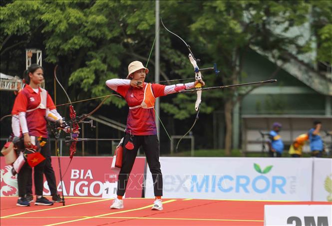 Cung thủ Nguyễn Thị Thanh Nhi (Việt Nam) thi đấu nội dung bắn cung 1 dây trong trận tranh huy chương Vàng với Philippines. Ảnh: Tuấn Đức - TTXVN