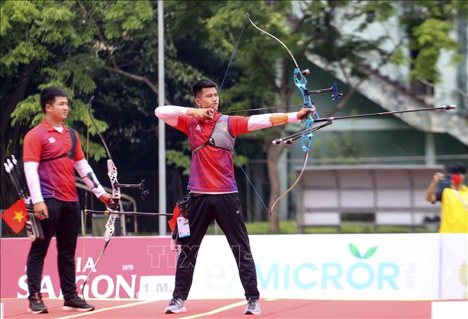 Cung thủ Nông Văn Linh (Việt Nam) thi đấu nội dung bắn cung 1 dây trong trận tranh huy chương Vàng với Indonesia. Ảnh: Tuấn Đức - TTXVN
