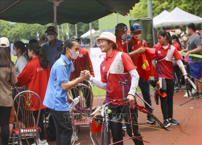 Ban huấn luyện chúc mừng đội tuyển bắn cung nữ giành huy chương Bạc nội dung cung 1 dây đồng đội nữ. Ảnh: Tuấn Đức - TTXVN
