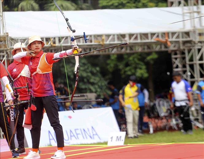 Cung thủ Nguyễn Thị Thanh Nhi (Việt Nam) thi đấu nội dung bắn cung 1 dây trong trận tranh huy chương Vàng với Philippines. Ảnh: Tuấn Đức - TTXVN