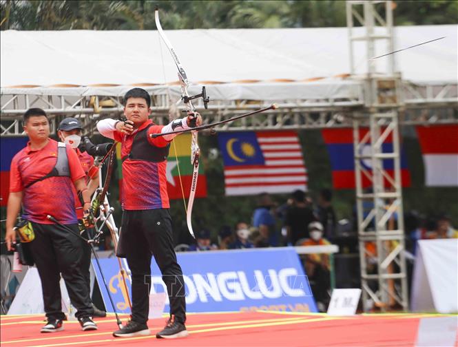 Cung thủ Chu Đức Anh (Việt Nam) thi đấu nội dung bắn cung 1 dây trong trận tranh huy chương Vàng với Indonesia. Ảnh: Tuấn Đức - TTXVN