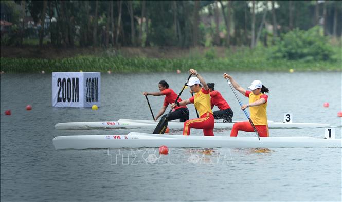 Đôi VĐV Trương Thị Phương, Nguyễn Thị Ngân trên đường đua thuyền đôi nữ Canoeing 1000m (WC2 1000), giành HCV. Ảnh: Minh Đức – TTXVN